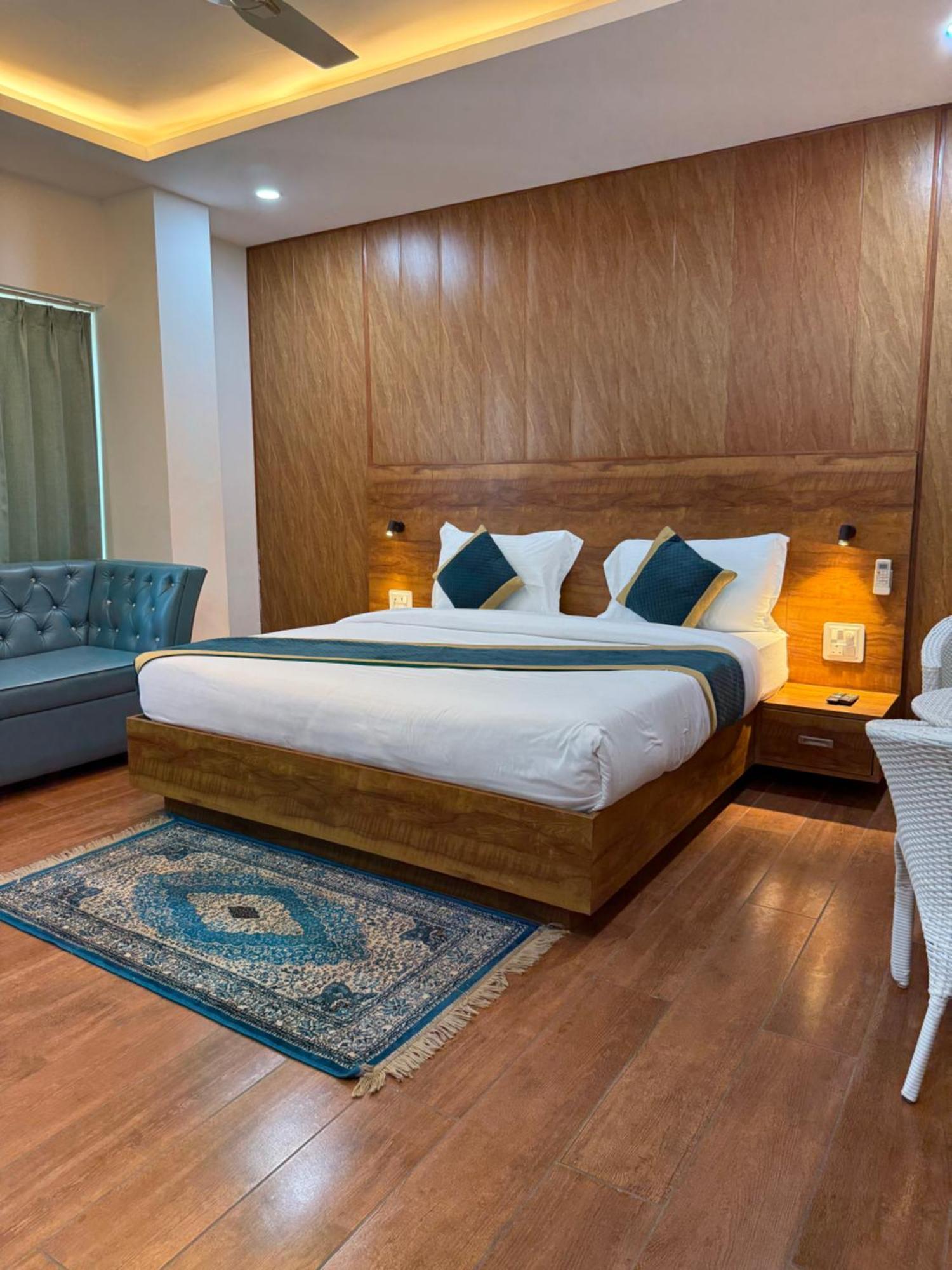 Hotel 7 Heaven Dehradun Extérieur photo