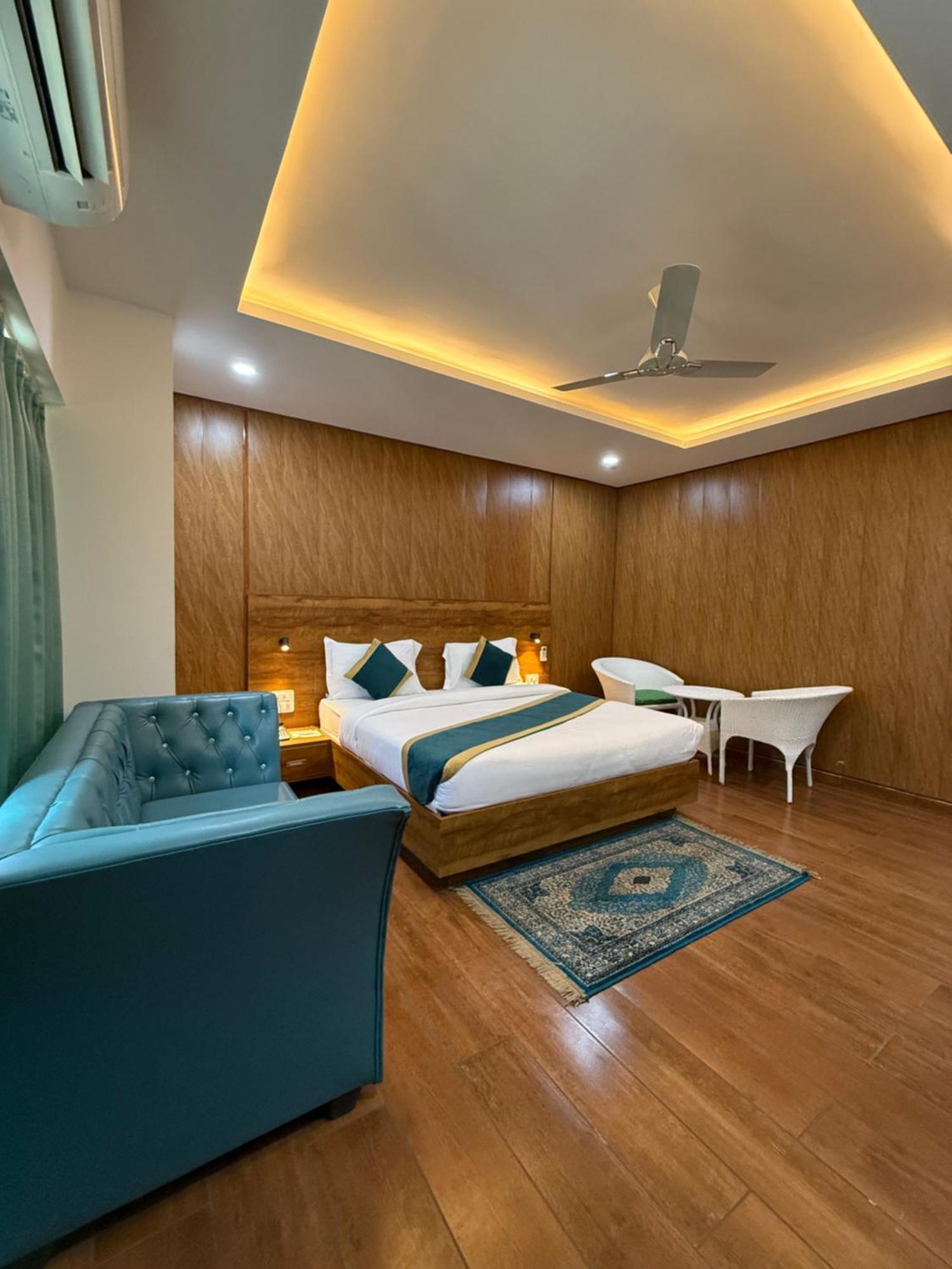 Hotel 7 Heaven Dehradun Extérieur photo